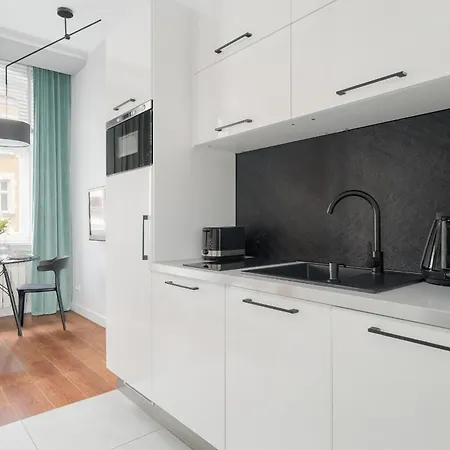 Kwiatowa Modern In The Center Of By Renters Apartmán *